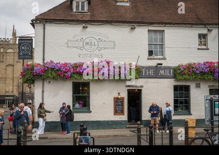 Il Mill Pub lungo il fiume Cam. Università di Cambridge, Regno Unito. Foto Stock