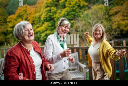 Tre gioiose donne anziane che ridono insieme. Foto Stock