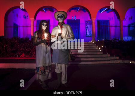 Merida, Cementerio generale, Messico - 31 Ottobre 2018: Customed uomo e donna con messicano con tradizionali vestiti di bianco e sciarpe e il cranio di make-up Foto Stock