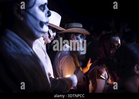 Merida, Cementerio generale, Messico - 31 Ottobre 2018: tre bianchi costume uomini e una donna con il cranio di make-up in corteo per il dia de los Muertos un Foto Stock