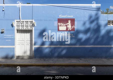 Merica, Yucatan, Messico - 28 Ottobre 2018 edificio coloniale blu con tipico testo dipinto cantina Foto Stock
