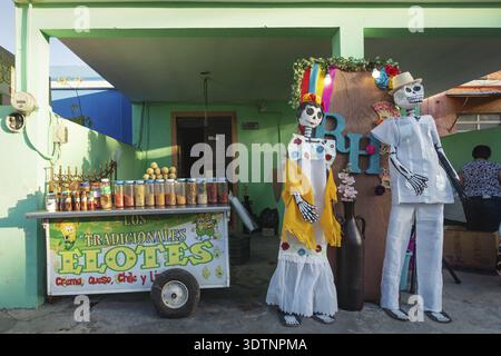 Merida, Messico - 31 ottobre 2018: Stand alimentare per 'Elotes' che significa mais con decorazione di marionette di Catrina per il giorno della festa dei morti Foto Stock