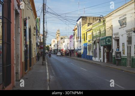 Merida, Messico: 28 ottobre 2018 - vita di strada locale con negozi in Messico colorata città coloniale Foto Stock
