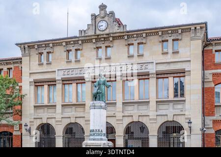San Francisco Municipal Schools Building e statua di San Francesco d'Assisi a Pamplona Foto Stock