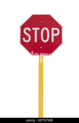 Segnale di stop con superficie riflettente su polo giallo isolato su sfondo bianco Foto Stock