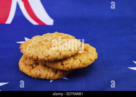 Tradizionali biscotti anzac sulla bandiera australiana come sfondo Foto Stock