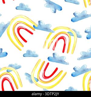 Motivo ad acquerello con nuvole blu e archi arcobaleno in tonalità rosse e gialle su sfondo bianco, creando un desiderio astratto allegro e artistico Foto Stock