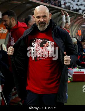 Belgrado, Serbia. 22 febbraio 2026. Il capo-allenatore di Crvena Zvezda Dejan Stankovic mostra la maglia in onore di Sinisa Mihajlovic durante la partita di calcio della SuperLeague serba tra Crvena Zvezda (Stella Rossa) e Partizan il 22 febbraio. 2026. A Belgrado, Serbia. (Foto di Pedja Milosavljevic/STARSPORT ©) crediti: Pedja Milosavljevic/Alamy Live News Foto Stock