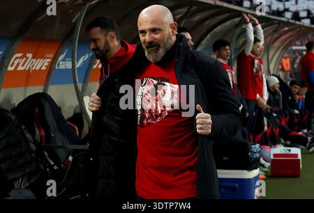 Belgrado, Serbia. 22 febbraio 2026. Il capo-allenatore di Crvena Zvezda Dejan Stankovic mostra la maglia in onore di Sinisa Mihajlovic durante la partita di calcio della SuperLeague serba tra Crvena Zvezda (Stella Rossa) e Partizan il 22 febbraio. 2026. A Belgrado, Serbia. (Foto di Pedja Milosavljevic/STARSPORT ©) crediti: Pedja Milosavljevic/Alamy Live News Foto Stock