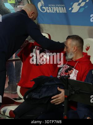 Belgrado, Serbia. 22 febbraio 2026. Il capo-allenatore di Crvena Zvezda Dejan Stankovic mostra la maglia in onore di Sinisa Mihajlovic durante la partita di calcio della SuperLeague serba tra Crvena Zvezda (Stella Rossa) e Partizan il 22 febbraio. 2026. A Belgrado, Serbia. (Foto di Pedja Milosavljevic/STARSPORT ©) crediti: Pedja Milosavljevic/Alamy Live News Foto Stock