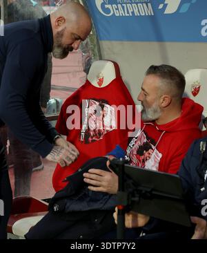 Belgrado, Serbia. 22 febbraio 2026. Il capo-allenatore di Crvena Zvezda Dejan Stankovic mostra la maglia in onore di Sinisa Mihajlovic durante la partita di calcio della SuperLeague serba tra Crvena Zvezda (Stella Rossa) e Partizan il 22 febbraio. 2026. A Belgrado, Serbia. (Foto di Pedja Milosavljevic/STARSPORT ©) crediti: Pedja Milosavljevic/Alamy Live News Foto Stock