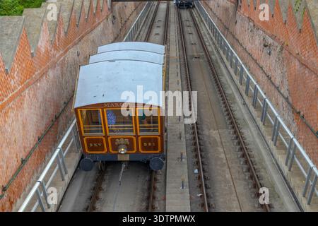 BUDAPEST, UNGHERIA, 21 LUGLIO 2024 - la funicolare Castle Hill di Budapest, conosciuta localmente come Budavari Siklo, a Budapest, Ungheria, Europa Foto Stock