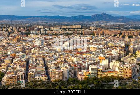 Alicante, Spagna - 20 gennaio 2026: Paesaggio urbano panoramico di Alicante con i quartieri urbani centrali e settentrionali e la catena montuosa della Serra de Mariola Foto Stock