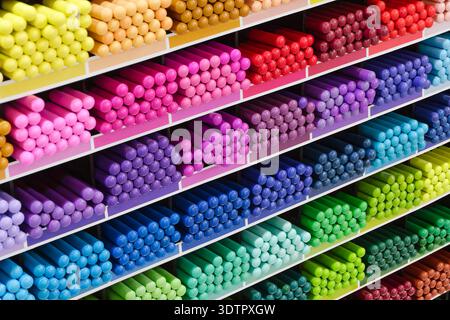 Assortimento organizzato di matite multicolore. Primo piano, sfondo astratto per temi relativi a forniture d'arte, cancelleria, creatività, disegno, Foto Stock