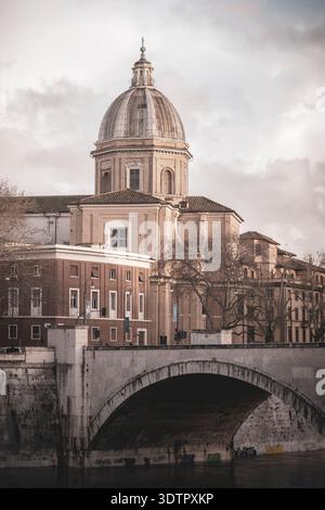Veduta di un ponte ('Ponte Principe Amedeo Savoia Aosta') con la Basilica di San Giovanni dei Fiorentini ('San Giovanni dei Fiorentini') a Roma Foto Stock