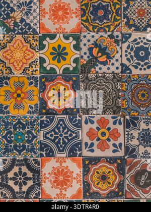 Sfondo tradizionale con piastrelle in ceramica messicana colorata a Holbox, Messico. Foto Stock
