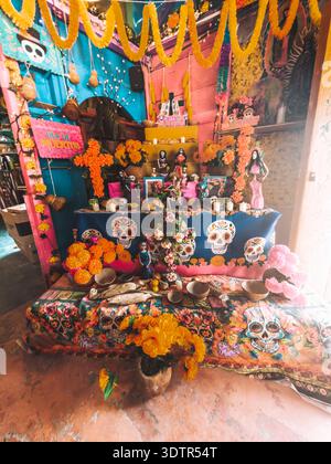 Tradizionale altare del giorno dei morti decorato con calendule a Holbox, Messico. Foto Stock