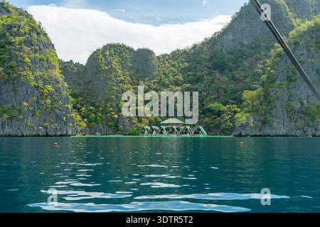 Il Panorama of Water Villas (Bungalows) e il molo in legno sulla spiaggia tropicale nelle Filippine durante il giorno estivo. Foto di alta qualità Foto Stock