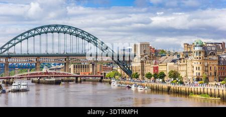 Panorama del Quayside e del Tyne Bridge a Newcastle upon Tyne, Inghilterra Foto Stock