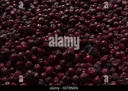 Sfondo full-frame di frutta secca (datteri rossi) con una ricca consistenza di rosso scuro, tradizionale ingrediente di frutta secca. Foto Stock