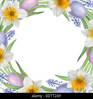 Cornice di Pasqua. Acquerello di narcisi bianchi con centro giallo-arancio, foglie e uova rosa e blu su sfondo bianco. Ottimo per gli inviti Foto Stock