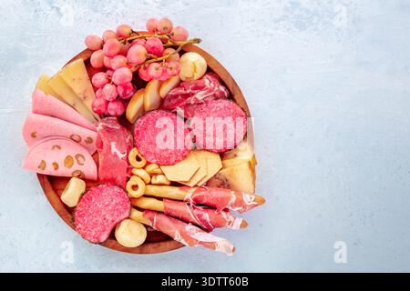 Vassoio antipasti italiani Vassoio di salumi con formaggi e salumi Foto Stock