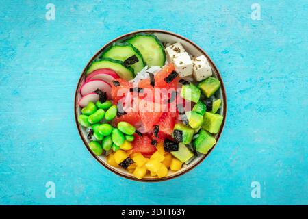Ciotola Vegan Poke con pompelmo, avocado, mango, edamame, ravanello Foto Stock