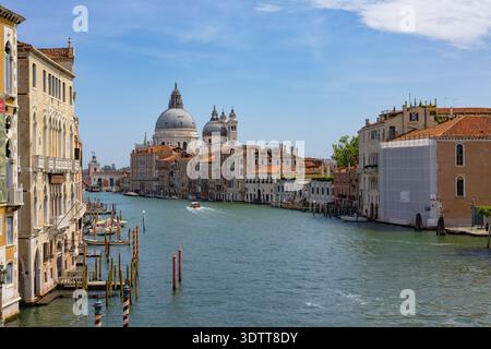 Canal grande di Venezia con la chiesa di Santa Maria della salute e gli edifici storici in Italia Foto Stock