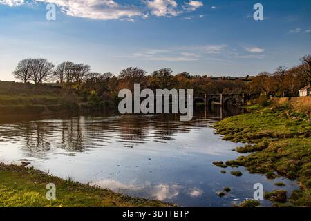 Castle Bridge si riflette sul fiume Crana al tramonto, Buncrana, Contea di Donegal, Irlanda. Foto Stock