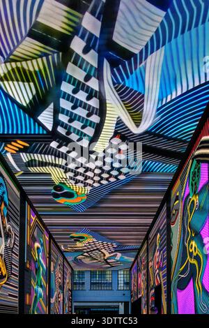 Coinvolgente installazione di arte digitale all'interno della Now Arcade di Londra, con pannelli illuminati e design geometrici del soffitto. Foto Stock