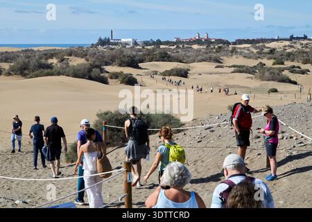 turisti al mirador de las dunas e percorso designato attraverso dune di sabbia dunas de maspalomas gran canaria, isole canarie, spagna Foto Stock