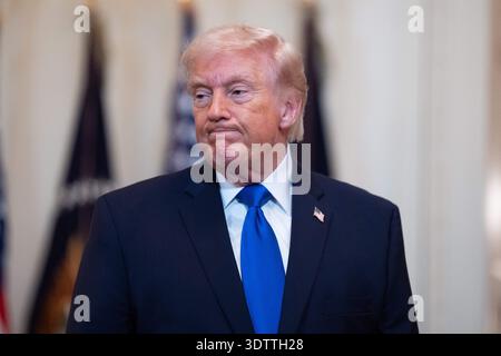 Washington, Stati Uniti. 23 febbraio 2026. Il presidente degli Stati Uniti Donald J Trump partecipa a una cerimonia di commemorazione delle famiglie Angel nella East Room della Casa Bianca a Washington, DC, USA, lunedì 23 febbraio, 2026. il presidente Trump sta firmando un proclama in onore delle famiglie di coloro che sono stati uccisi da immigrati senza documenti. Credito: Aaron Schwartz/Pool via CNP credito: Abaca Press/Alamy Live News Foto Stock