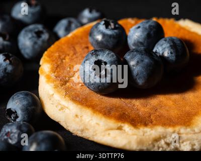 Mirtilli maturi su pancake macro di frutta da vicino Foto Stock