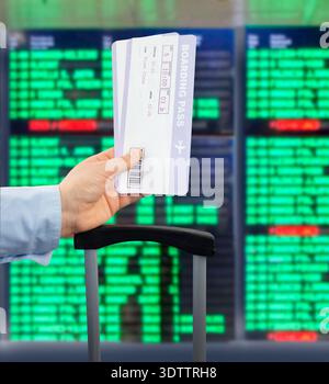 primo piano di una donna che espone banconote all'aeroporto internazionale con il contesto della bacheca informativa di volo Foto Stock