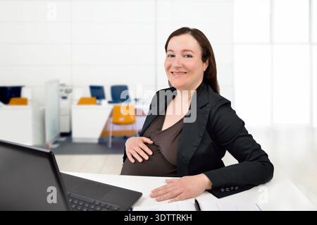 Ritratto di una donna d'affari incinta che lavora in un ufficio Foto Stock