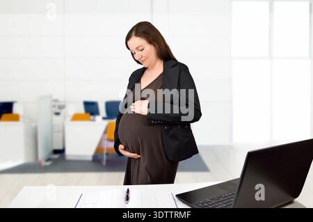 Ritratto di una donna d'affari incinta che lavora in un ufficio Foto Stock