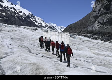 Gli escursionisti che indossano ramponi si dirigono verso il ghiacciaio Tasman nel Parco nazionale Aoraki/Mount Cook della nuova Zelanda nel 2023. Foto di Ernie Mastroianni Foto Stock