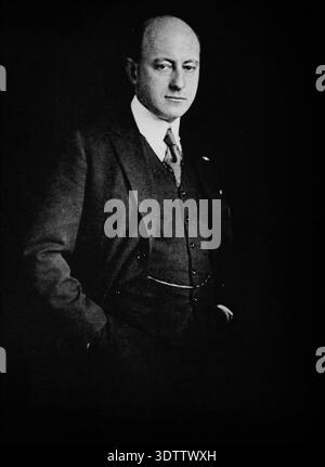 Questo straordinario ritratto in bianco e nero del 1920 presenta l'acclamato regista e produttore Cecil B. DeMille. È raffigurato in una tuta formale con un gilet, trasuda un comportamento sicuro tipico di una figura di spicco nei primi giorni di Hollywood. Foto Stock