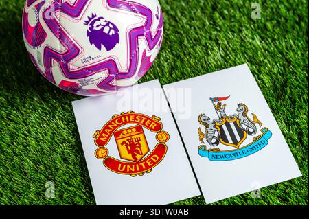 LONDRA, REGNO UNITO, 23 FEBBRAIO 2026: Confronto tra Manchester United e Newcastle United English Premier League, loghi delle squadre e pallone da calcio in gree Foto Stock