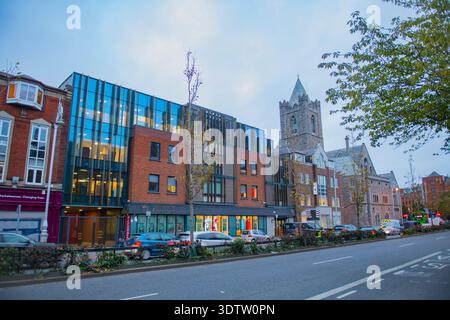 Edifici commerciali storici su High Street, The Liberties nella città vecchia di Dublino, Irlanda. Foto Stock