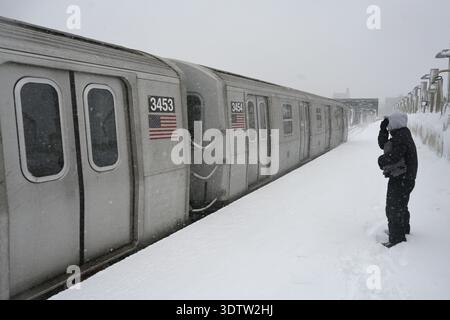 Brooklyn, New York, Stati Uniti. Marzo 2026. La donna aspetta il treno alla stazione 9th Smith St. Durante Nor'easter Credit: Joseph Reid/Alamy Live News Foto Stock