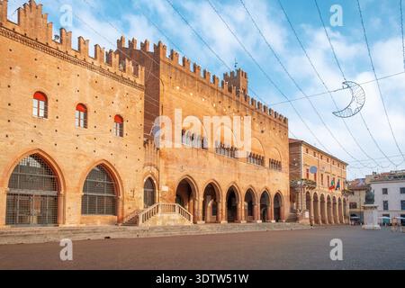Edifici in mattoni medievali con tetti merlati e archi gotici in Piazza Cavour, Rimini, Italia. Palazzo dell'Arengo e Palazzo del Podesta nel centro storico Foto Stock