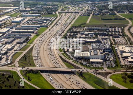 Vista aerea delle auto su un'autostrada a più corsie USA Foto Stock