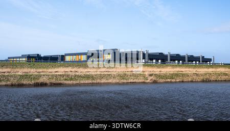 Il data center Microsoft AMS13 e AMS14 si trova accanto a un'autostrada nell'Olanda settentrionale. La struttura moderna ha colori luminosi ed e' vicina ad un corpo d'acqua Foto Stock