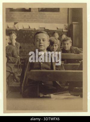 Foto d'epoca, classe scolastica anni '1920, bambino degli anni '1920, bambini, ragazzi della scuola, sfacciato, datata 10 settembre 1920. REGNO UNITO Foto Stock