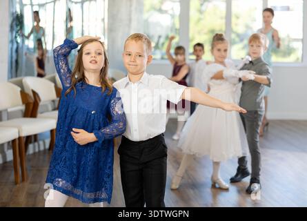 I bambini ballano a coppie durante le feste Foto Stock