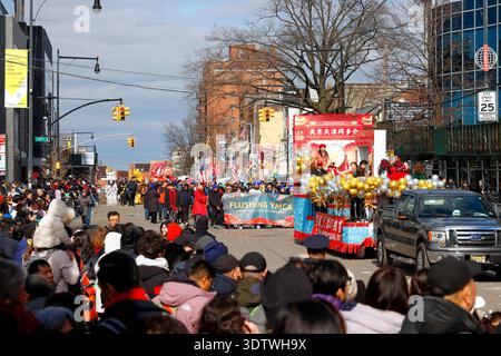 Gli spettatori si sono schierati contro le baracate della polizia lungo Union St osservano i carri galleggianti e i manifestanti nella Lunar New Years Parade del 2026 a Dowtown Flushing, New York Foto Stock