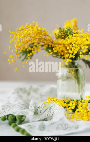 Composizione floreale primaverile con bouquet di mimosa Foto Stock