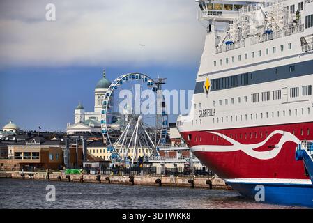 Una vibrante vista del Porto Sud di Helsinki, con il grande traghetto rosso e bianco MS Gabriella attraccato alla banchina. Sullo sfondo, il professionista Foto Stock
