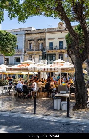 Cena all'aperto presso Independence Square, a Victoria, Gozo, Malta Foto Stock